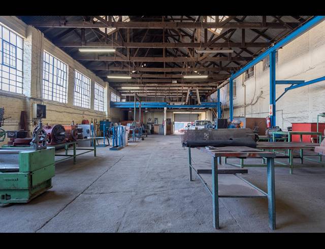 1,140M² BUILDING FOR SALE IN CITY & SUBURBAN